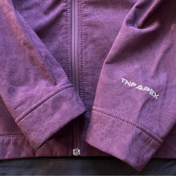 The North Face Women’s TNF Apex Purple Floral Shell Jacket (L) - Picture 4 of 7